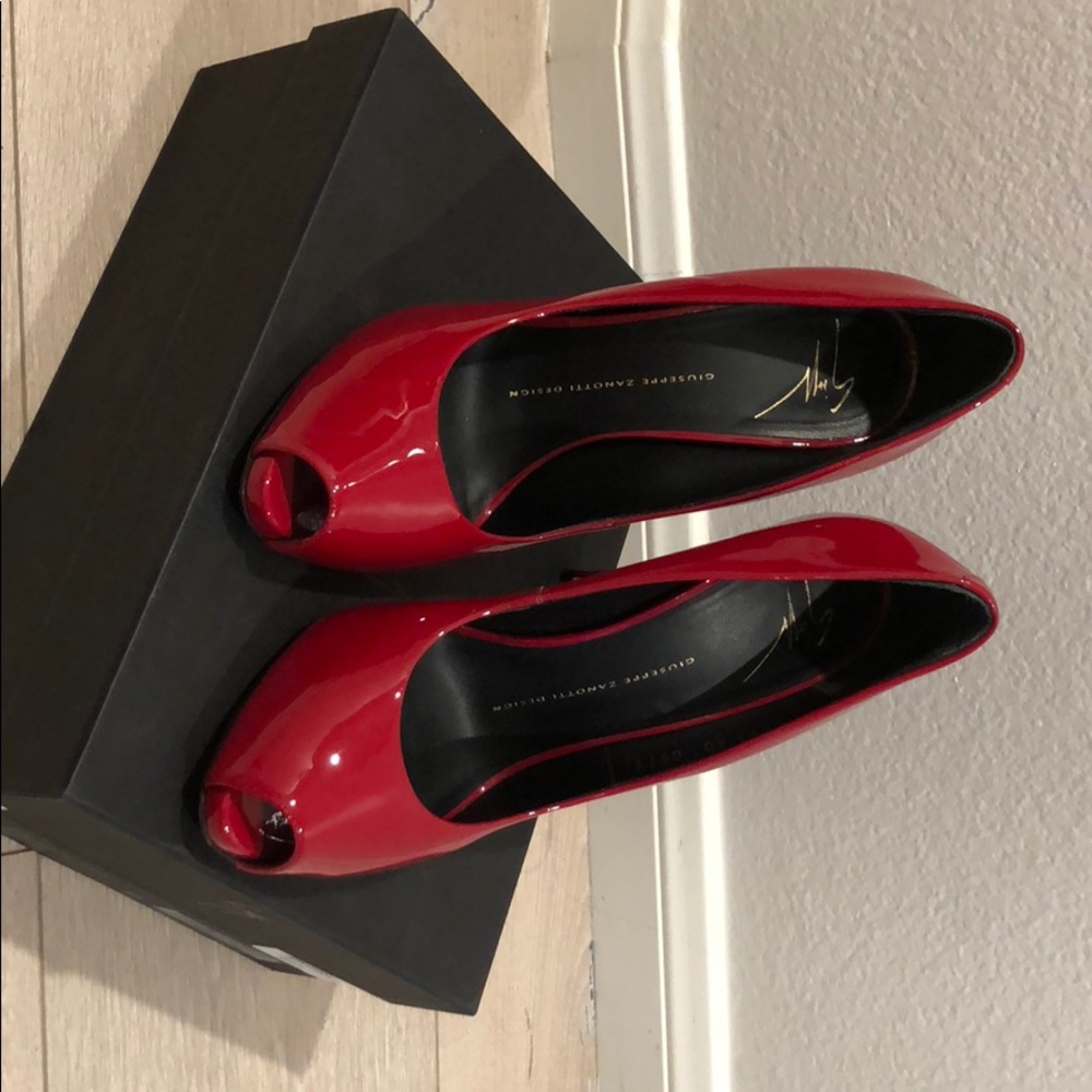 Giuseppe Zanotti Peek-a-boo pumps